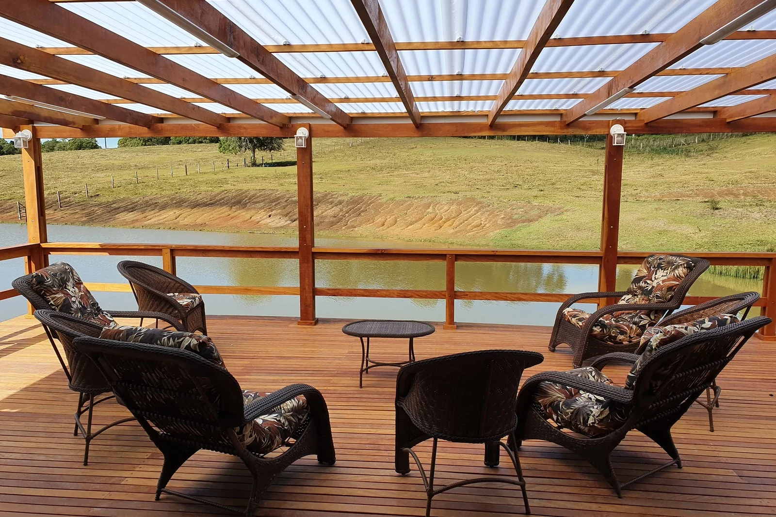 Deck do lago do RUVA Clube de Campo